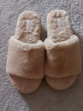 Muk Luks beige faux fur slides/ slippers